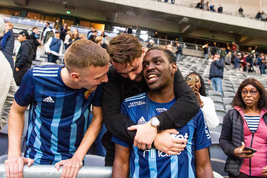 Djurgårdens Joel Asoro jublar med supportrar