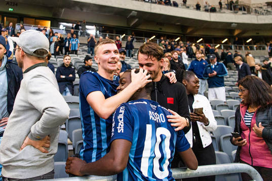 Djurgårdens Joel Asoro jublar med supportrar