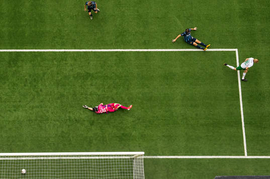 Hammarbys Gustav Ludwigson gör 0-1 bakom Djurgårdens