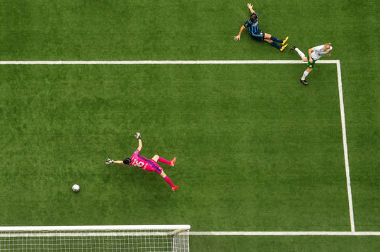 Hammarbys Gustav Ludwigson gör 0-1 bakom Djurgårdens