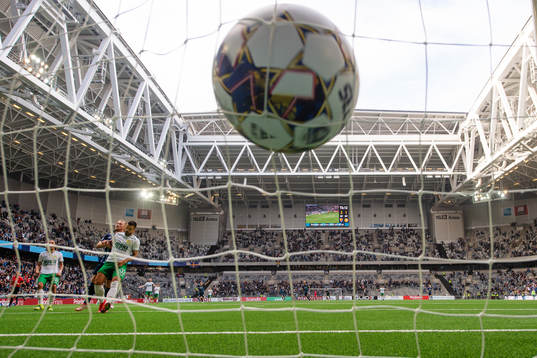Djurgårdens Edward Chilufya (ej i bild) gör 4-1