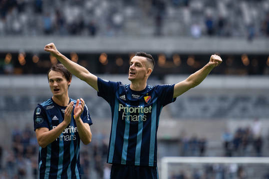 Djurgårdens Haris Radetinac och Hjalmar Ekdal   jublar