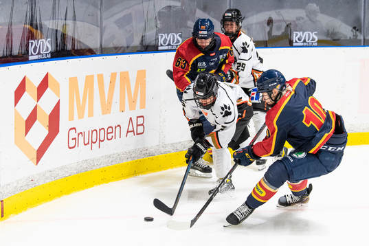 Djurgårdens Hannah Miller och Göteborgs Annelie Zander