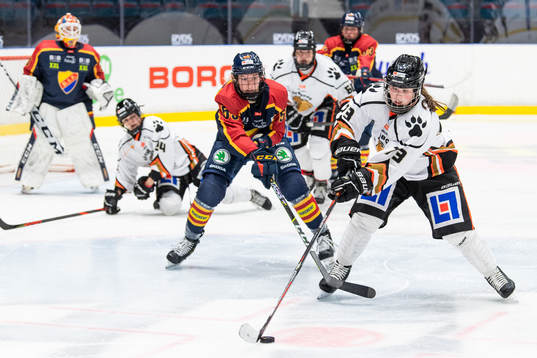 Djurgårdens Kiana Wilkinson och Göteborgs Hana Haasova