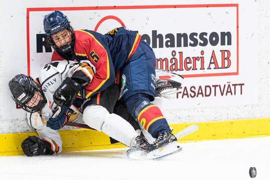 Göteborgs Andrine Furulund och Djurgårdens Olivia Sohrner