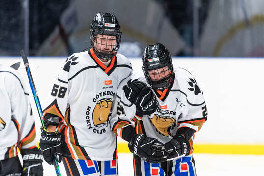 Göteborgs Johanna Kellander hjälper Wiktoria Sikorska av