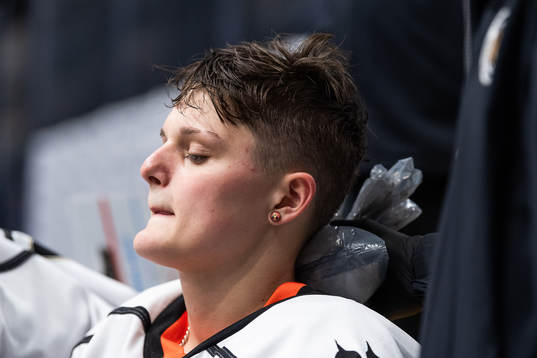 Göteborgs Wiktoria Sikorska får is på sin nacke