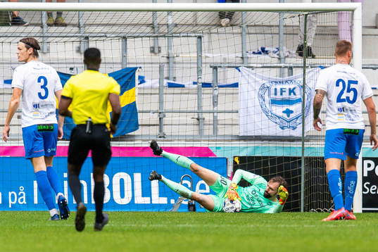 Värnamos målvakt Pilip Vaitsiakhovich med en räddning