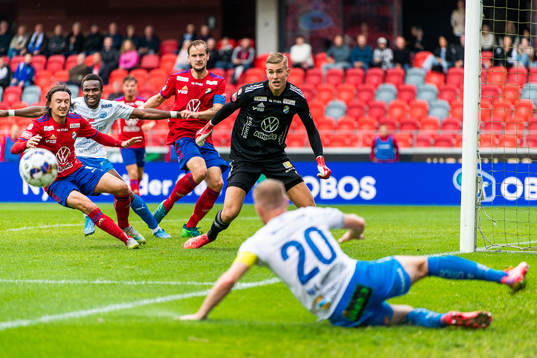 Östers Mattias Pavic och målvakt Mathias Nilsson