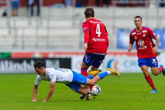 Värnamos Joel Craig Stevens faller