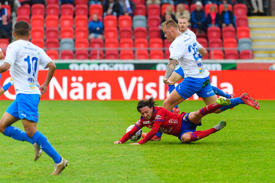 Östers Mattias Pavic faller