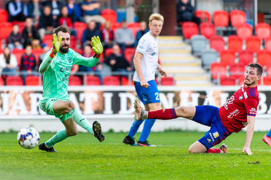 Värnamos målvakt Pilip Vaitsiakhovich och Östers Nicolas