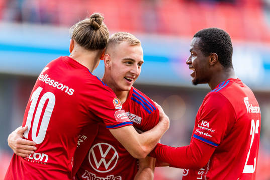 Östers Amel Mujanic (mitten) jublar med Jesper Jonasson
