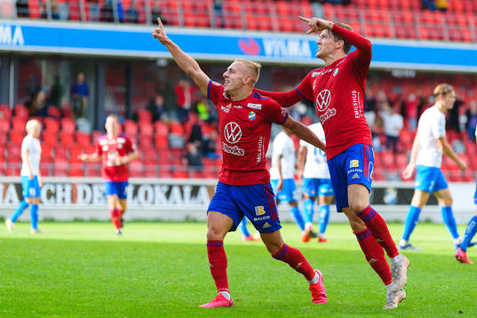 Östers Amel Mujanic och Östers John Stenberg jublar