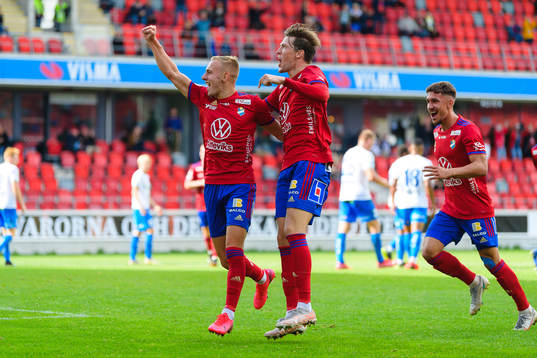 Östers Amel Mujanic och Östers John Stenberg jublar