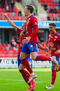 Östers Amel Mujanic och Östers John Stenberg jublar