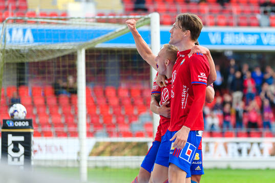 Östers Amel Mujanic och Östers John Stenberg jublar