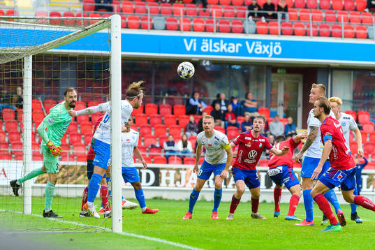 Värnamos William Kenndal nickar iväg en boll