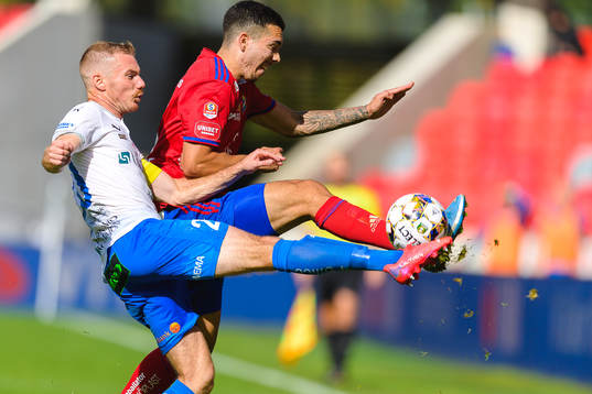 Värnamos Freddy Winsth och Östers Lucas Lima