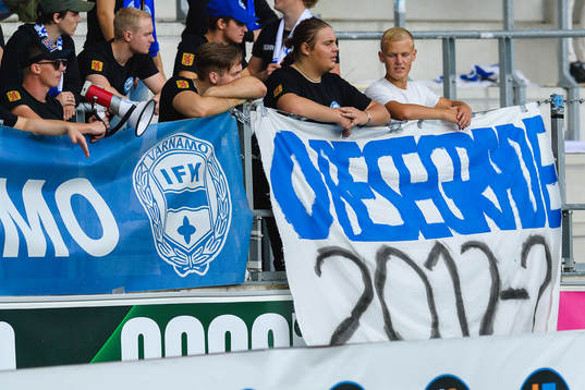 Värnamos supportrar med banderoll