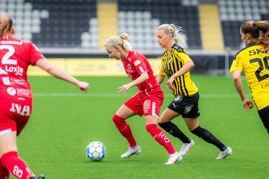 Örebros Nathalie Hoff Persson och Häckens Lotta Ökvist