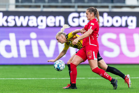 Häckens Stina Blackstenius och Örebros Elin Pikkujämsä