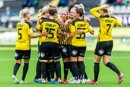 Häckens Elin Rubensson jublar med lagkamrater