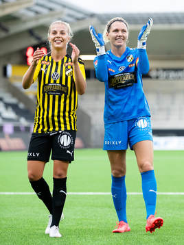 Häckens Lotta Ökvist och målvakt Jennifer Falk jublar