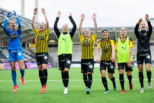 Häckens spelare jublar