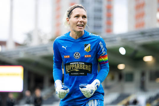 Häckens målvakt Jennifer Falk ger klacken en sång