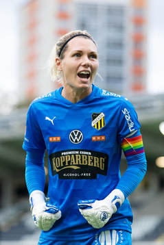 Häckens målvakt Jennifer Falk ger klacken en sång