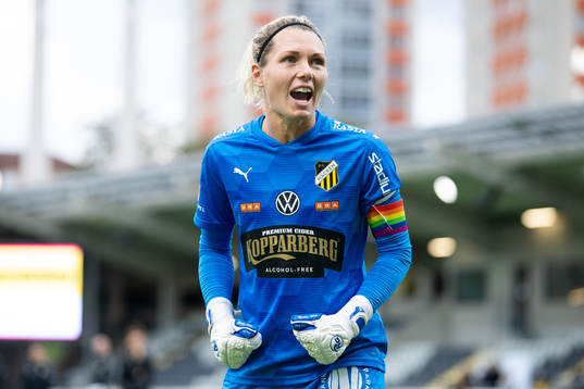 Häckens målvakt Jennifer Falk ger klacken en sång