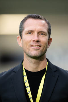 Häckens sportchef Martin Ericsson fotbollsmatchen i