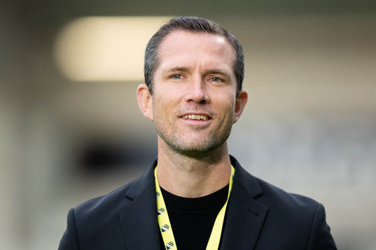 Häckens sportchef Martin Ericsson fotbollsmatchen i