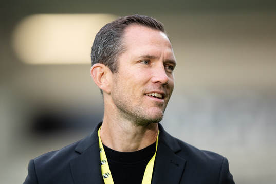 Häckens sportchef Martin Ericsson fotbollsmatchen i