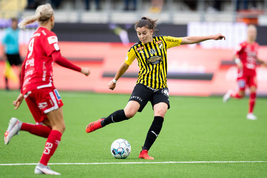Häckens Anna Julia Csiki skjuter 2-0
