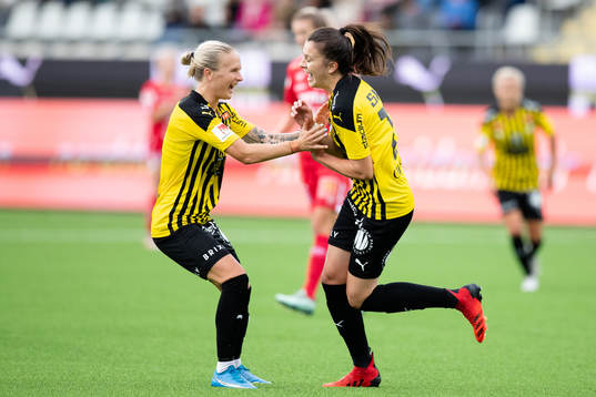 Häckens Filippa Curmark jublar ihop med 2-0 målskytten