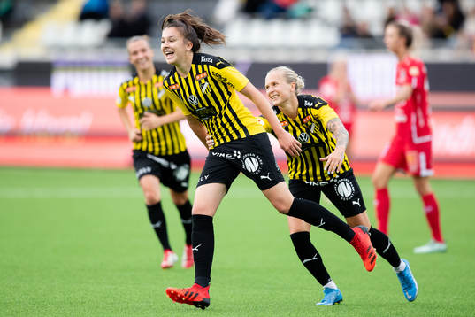 Häckens Filippa Curmark jublar ihop med 2-0 målskytten