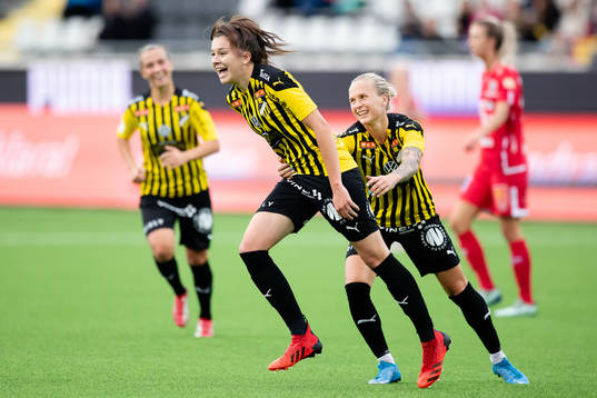 Häckens Filippa Curmark jublar ihop med 2-0 målskytten