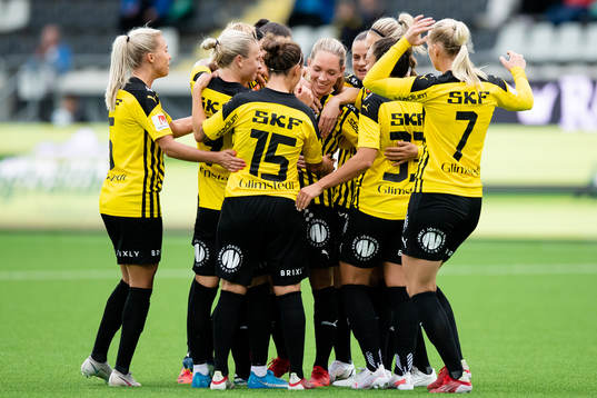 Häckens Elin Rubensson jublar med lagkamrater