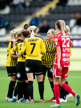 Häckens Elin Rubensson jublar med lagkamrater