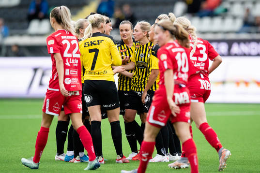 Häckens Elin Rubensson jublar med lagkamrater