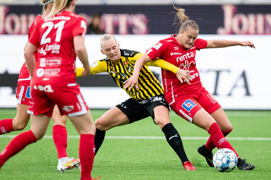Häckens Stina Blackstenius och Örebros Elin Pikkujämsä