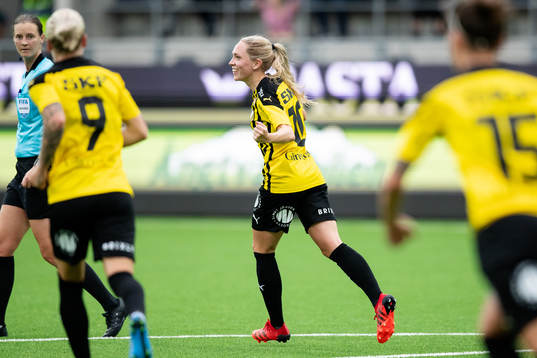 Häckens Elin Rubensson jublar