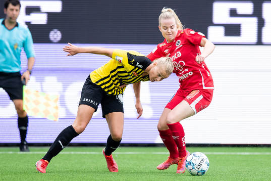 Häckens Stine Larsen och Örebros Berglind Ros Augustdottir
