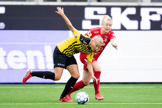 Häckens Stine Larsen och Örebros Berglind Ros Augustdottir