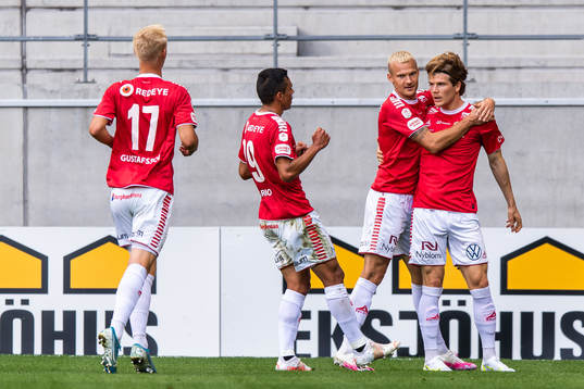 Kalmars Oliver Berg jublar med lagkamrater