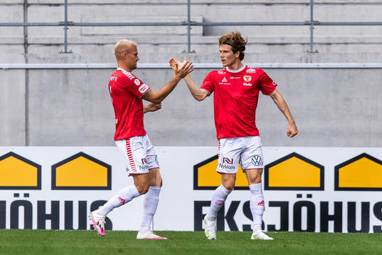 Kalmars Oliver Berg jublar med lagkamrater