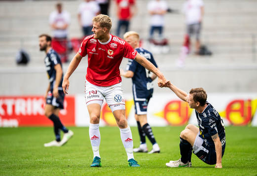 Kalmars Lars Saetra och Degerfors Johan Bertilsson