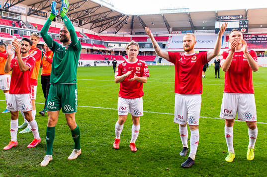 Kalmars spelare jublar